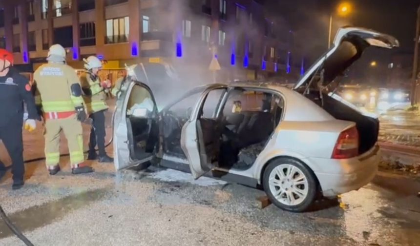 Park halindeki otomobil yandı