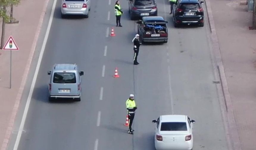 Polisi görünce, otomobilin yolcu koltuğuna geçen sürücüye 19 bin TL ceza