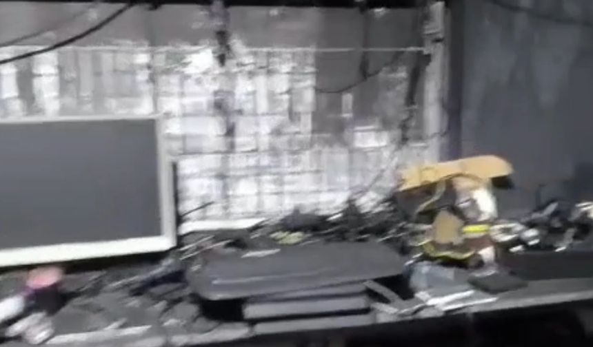 Şarjda bırakılan matkap bataryası dükkanı yaktı; o anlar kamerada