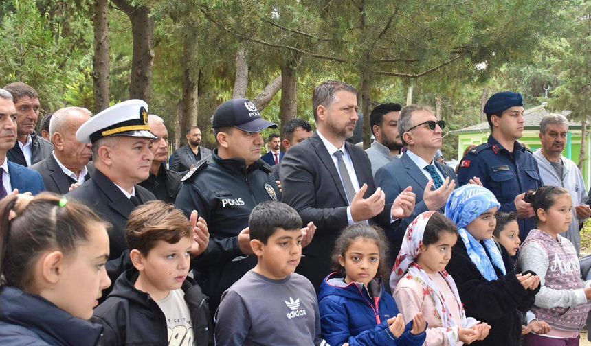 Şehit Neşe öğretmen ile babası mezarları başında anıldı