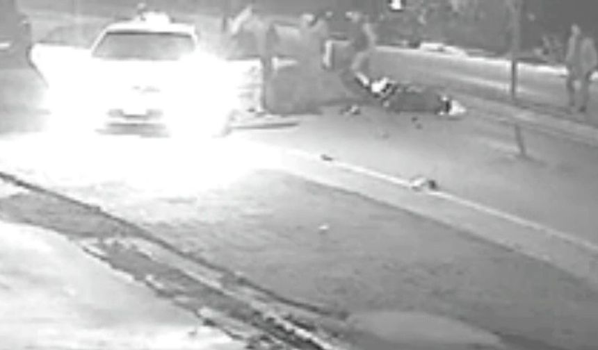 Taksinin motosiklete çarpıştığı kaza kamerada; 2 yaralı