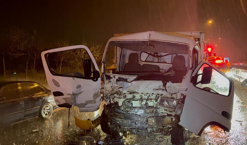 Ticari taksi iki kamyon arasında sıkıştı: 1 yaralı