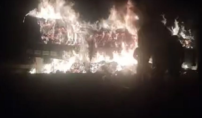 TIR'ın saman balyası yüklü dorsesi yandı