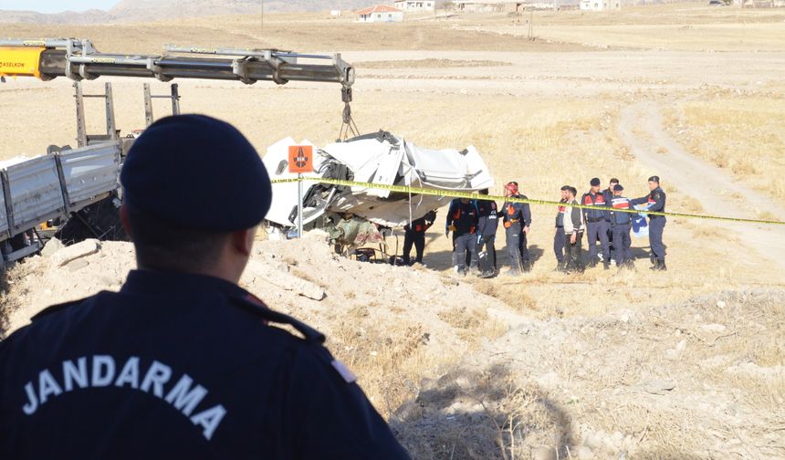 Toprak yığınına çarpan TIR'ın şoförü öldü