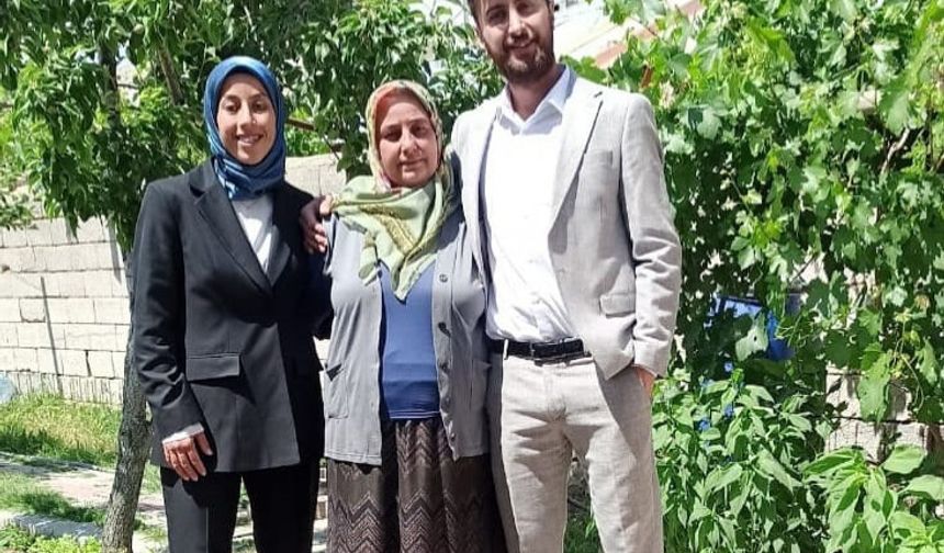 Van'daki depremde babası ve 2 kız kardeşini kaybeden Semih, annesi ile yaşama tutundu