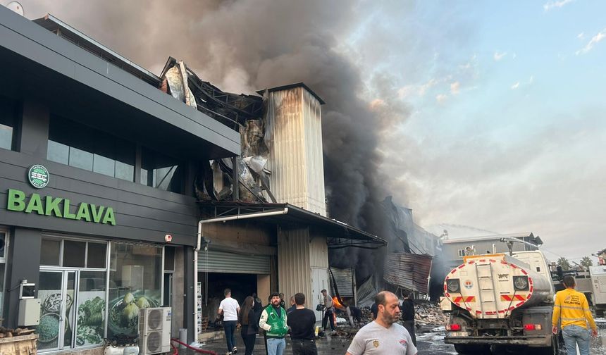 Adana'da 3 katlı hırdavat dükkanında yangın (2)