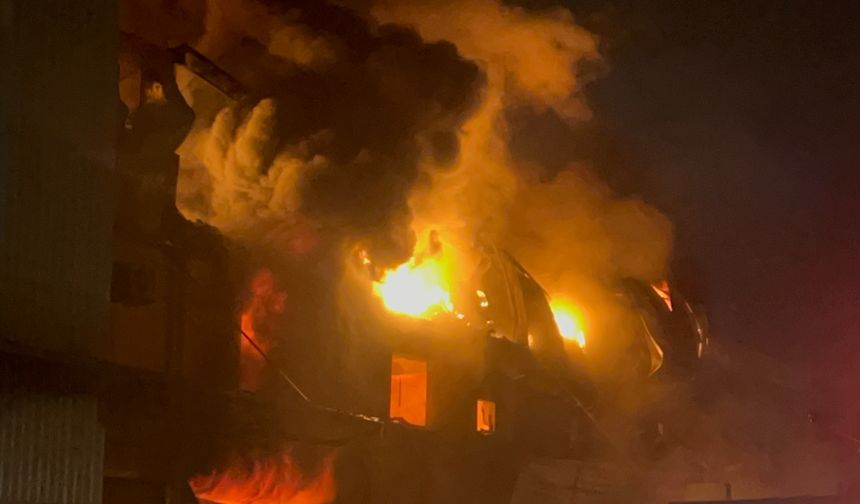 Adana'da 3 katlı hırdavat dükkanında yangın