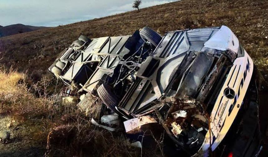 Afyonkarahisar'da yolcu otobüsü devrildi: 2 ölü, 21 yaralı / Fotoğraf