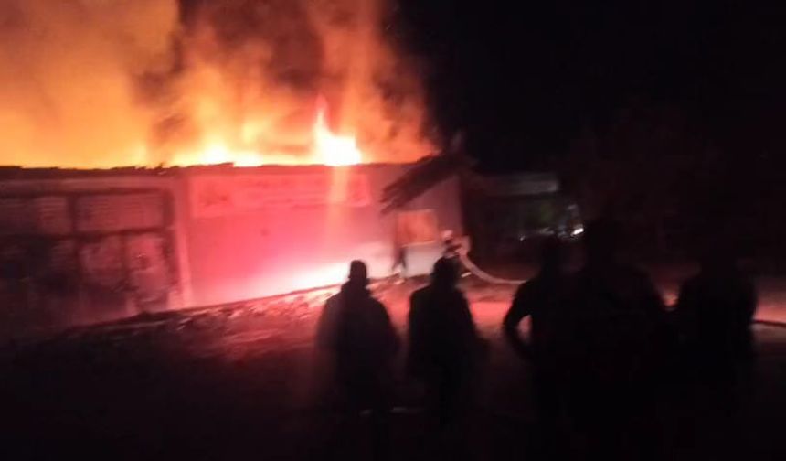 Amasya'da soğan deposu alev alev yandı