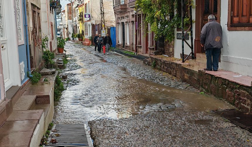 Ayvalık'ta sağanak yağmur cadde ve sokakları göle çevirdi