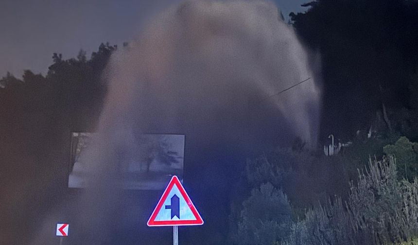 Bodrum'da ana isale hattı patladı, tonlarca su caddeye aktı