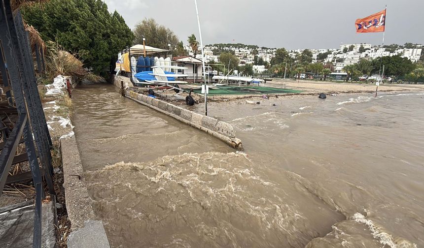 Bodrum'da sağanak; 1 evi su bastı, yollar göle döndü