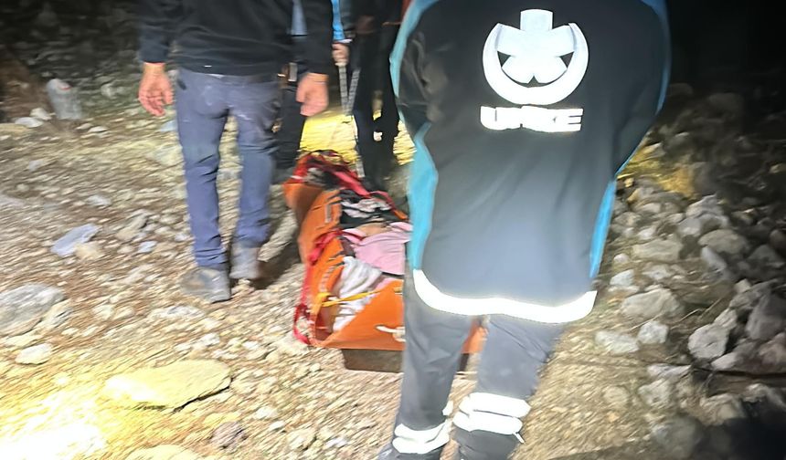 Dağlık alanda ayağından yaralanan turist, 5,5 saatte kurtarıldı