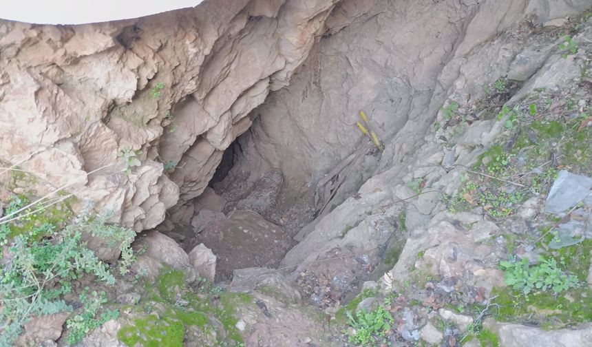 Defineciler dağı 15 metre kazmışlar