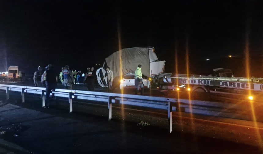 Diyarbakır'da 5 aracın karıştığı zincirleme kaza: 3 ölü, 14 yaralı / Ek fotoğraflar
