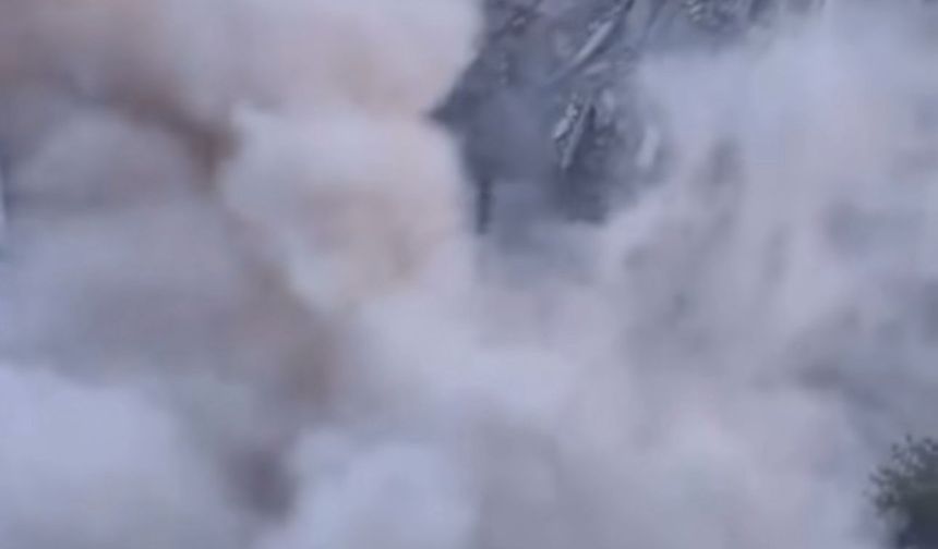 Diyarbakır'da ağır hasarlı 8 katlı bina, yıkım sırasında çöktü