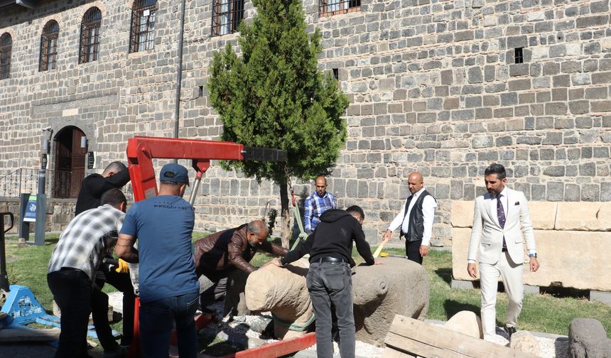 Diyarbakır'da ‘Emojili asker mezar taşı' sergilenmeye başlandı