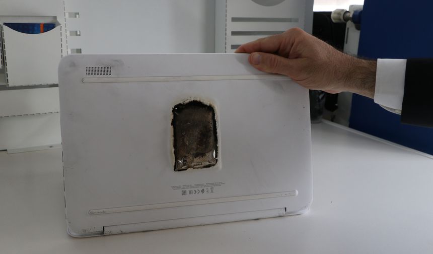 Dizüstü bilgisayarı bomba gibi patladı; o anlar kamerada