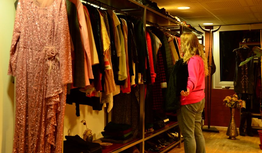 ‘Dolabınızda iyiliğe yer açın' sloganıyla, kıyafetlerini ihtiyaç sahibi arkadaşlarıyla paylaşıyorlar