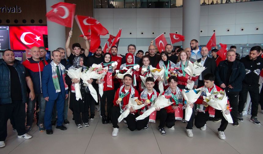 Dünya Şampiyonu Wushu Milli Takımı, Türk ve Filistin bayraklarıyla karşılandı