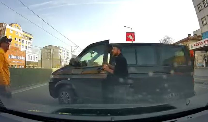 El freni çekilmeyen minibüs, hareket edip, yola indi; o anlar kamerada