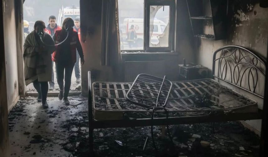 Elektrikli battaniyeden çıkan yangında 4 kişi dumandan etkilendi