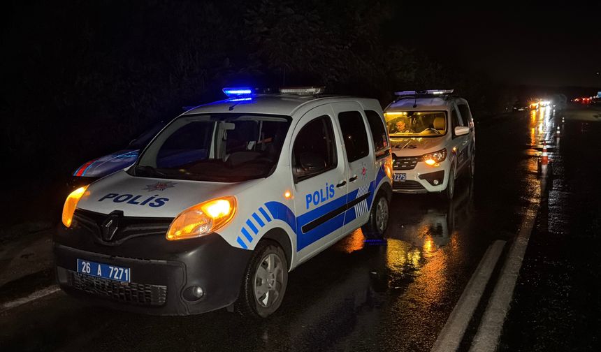 Eskişehir'de iki otomobil kafa kafaya çarpıştı; 1'i ağır 9 yaralı