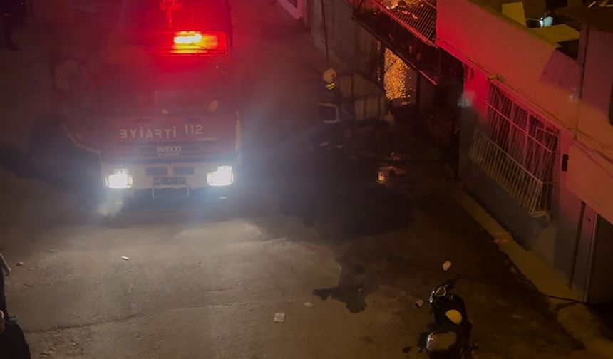 İki katlı prefabrik ev, yangında küle döndü