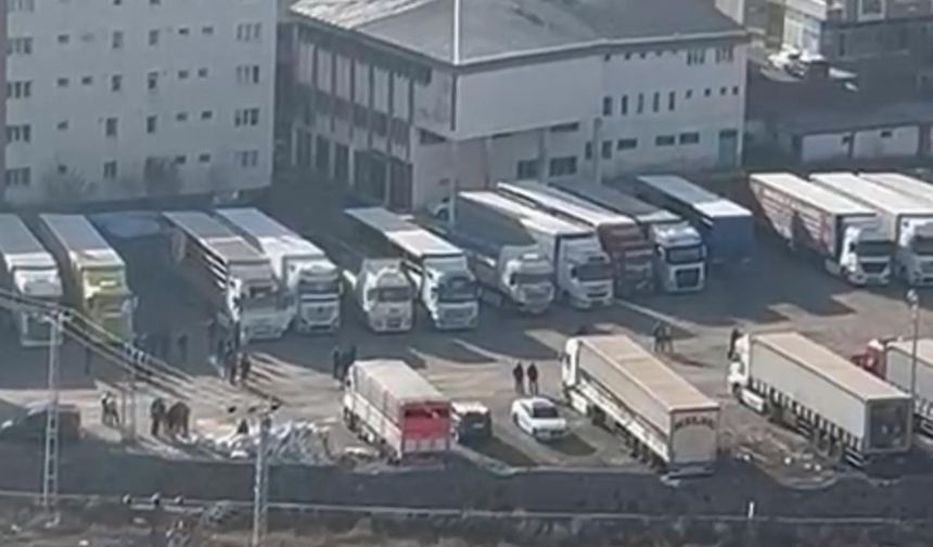 İş makinelerinin üzerinde Ata'ya saygı duruşu