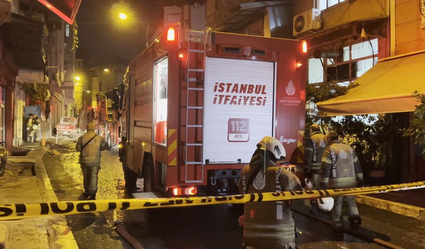 İstanbul - Beyoğlu'nda evin yandığı kız isteme töreninde havai fişek atılan anlar kamerada: 2 kişi tutuklandı