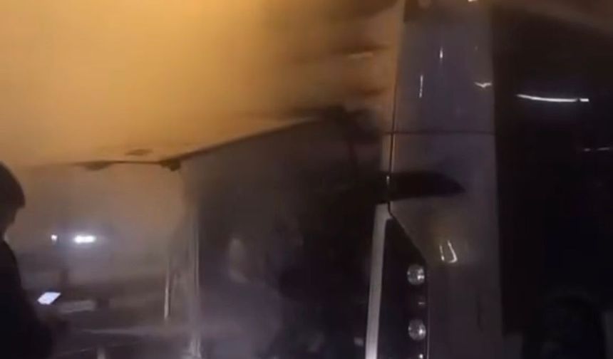 İstanbul - Edirnekapı'da metrobüsün motor kısmında çıkan yangın söndürüldü