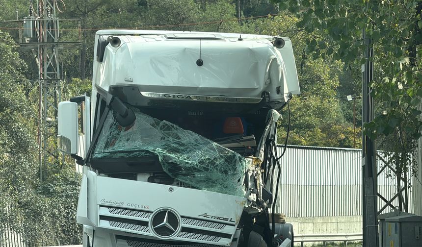 İstanbul - Eyüpsultan'da 2 TIR'ın çarpıştığı kazada şoför sıkıştığı yerden kurtarıldı