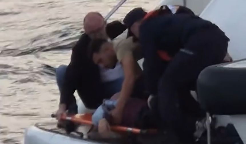 İstanbul - İstanbul Boğazı'nda boğulma tehlikesi geçiren kadını denize atlayarak kurtardı; o anlar kamerada