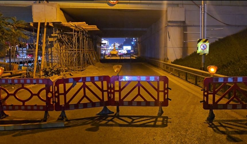 İstanbul - Kadıköy'de çukura düşen motosikletli yaralandı