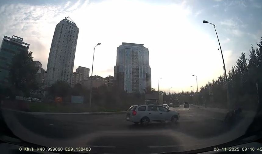İstanbul- Ümraniye'de otomobil motosiklete çarptı; kaza kamerada