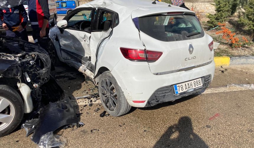 Kavşakta otomobiller çarpıştı: 7 yaralı