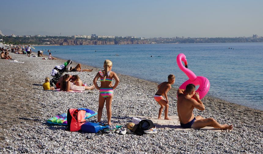 Konyaaltı Sahili'nde kasım ayında deniz keyfi
