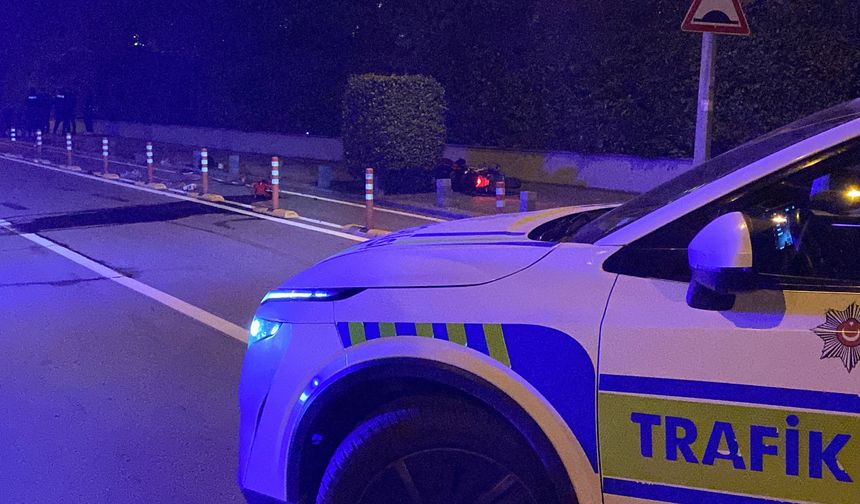 Motosiklet yolun karşısına geçmek isteyen yayaya çarptı; 3 yaralı