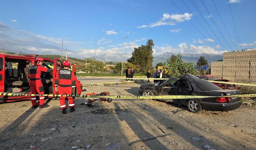 Muğla'da park halindeki otomobile çarpan otomobilin sürücüsü öldü; kaza kamerada