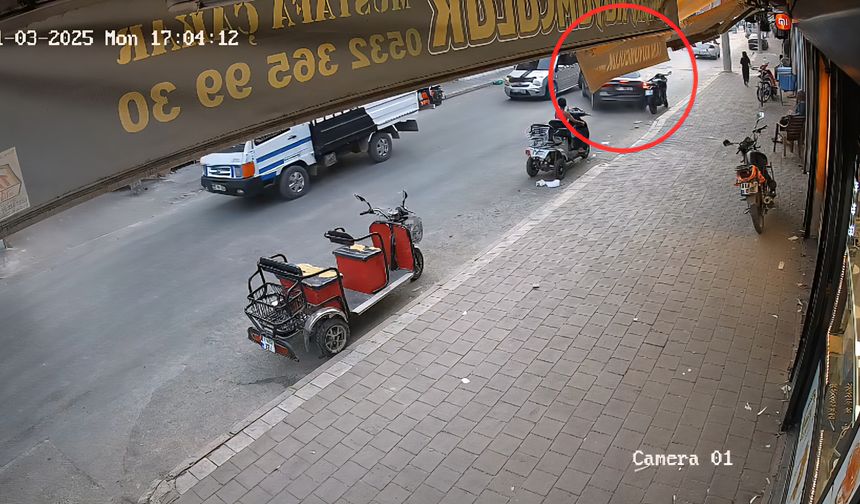 Otomobil iş yerine girdi; kaldırımdaki yaya ezilmekten son anda kurtuldu; kaza anı kamerada