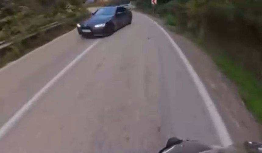 Otomobil sürücüsü virajda drift attı, motosikletli kazayı kıl payı atlattı