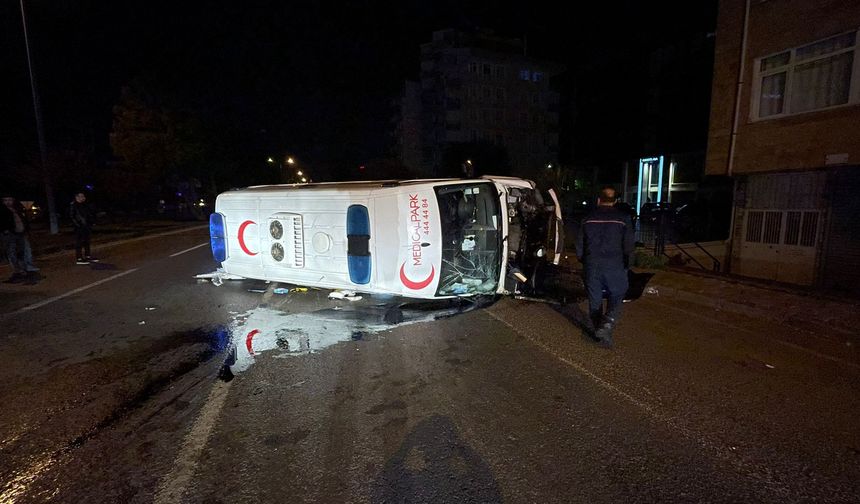 Otomobille hasta taşıyan ambulans çarpıştı; 5 yaralı