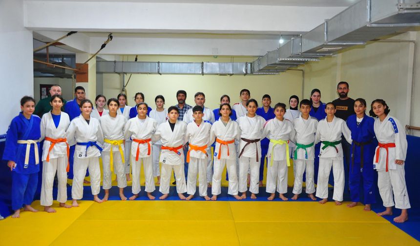 Sakatlığa rağmen pes etmedi, uluslararası turnuvada şampiyon oldu