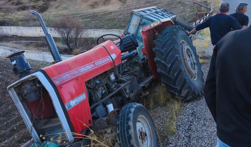 Seyahat ettiği traktörün devrildiği kazayı görüntüledi