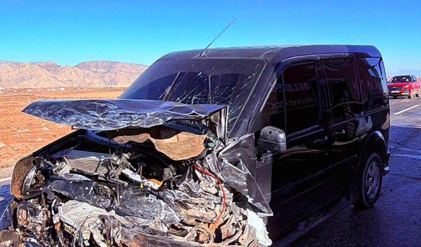 Şırnak'ta otomobil ile hafif ticari araç çarpıştı: 7 yaralı