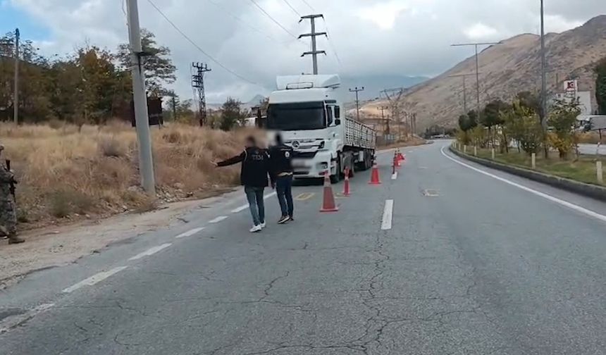 TIR'ın dorsesindeki gizli bölgede 20 kaçak göçmen yakalandı