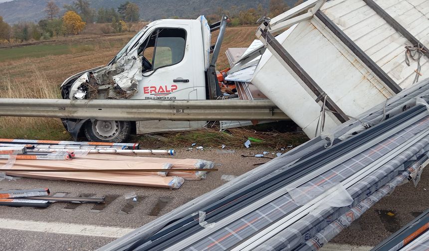Tokat'ta minibüs, kamyonete çarptı: 1 yaralı