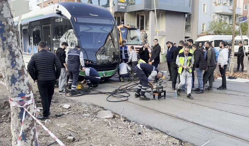 Tramvay ile çöp kamyonu çarpıştı: 3 yaralı