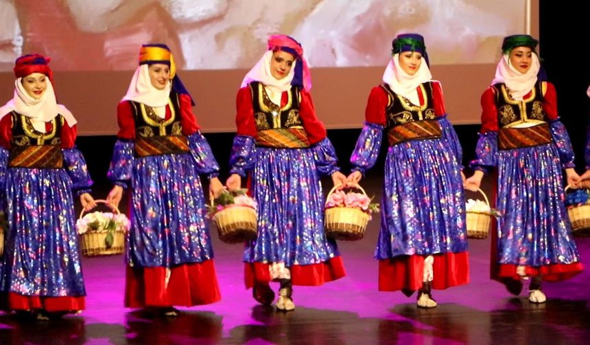 Üniversiteliler, türküler eşliğinde bar oyunlarını sahneledi