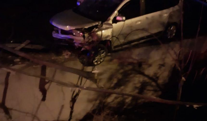 Virajı alamayan otomobil, evin damına düştü: 4 yaralı